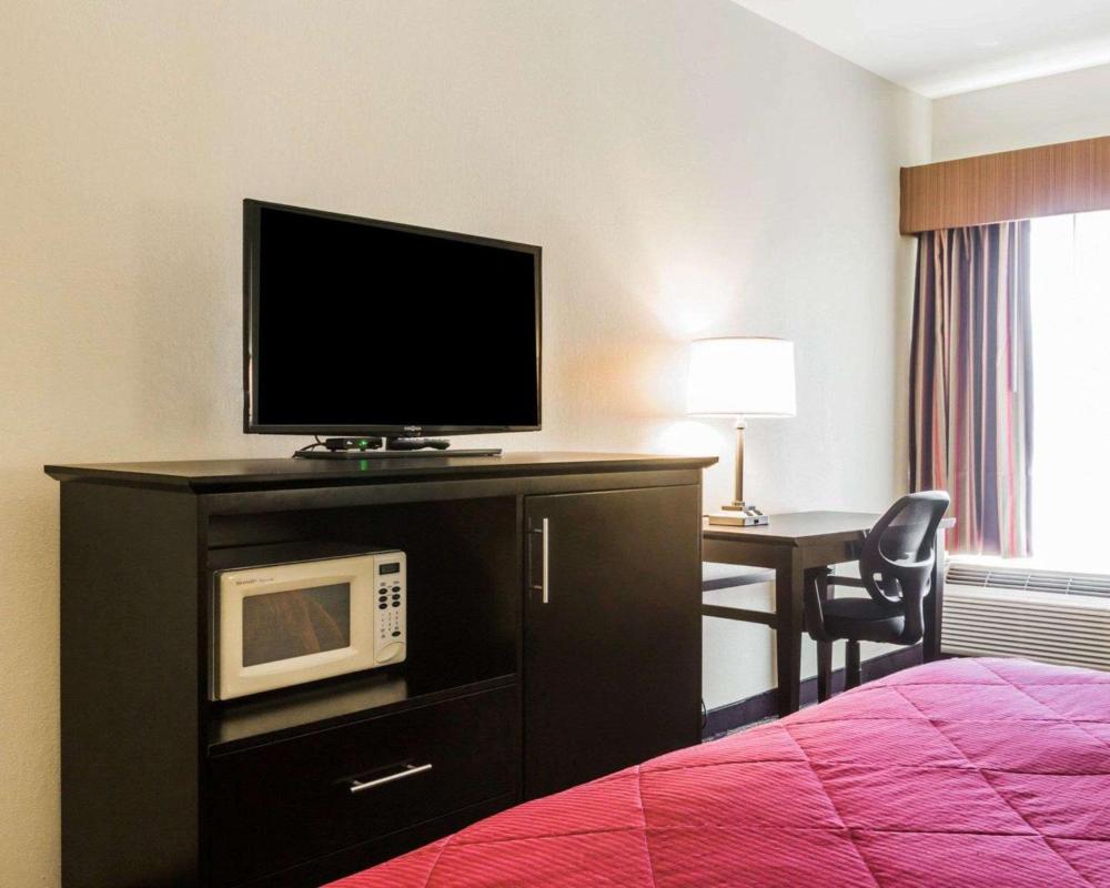 King Room - Non-Smoking interior