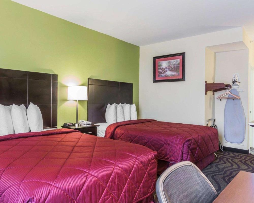 Queen Room with Two Queen Beds - Non-Smoking interior